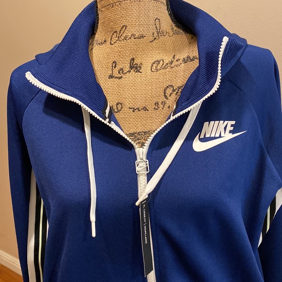 Nike Jacket - Picture 3 of 12